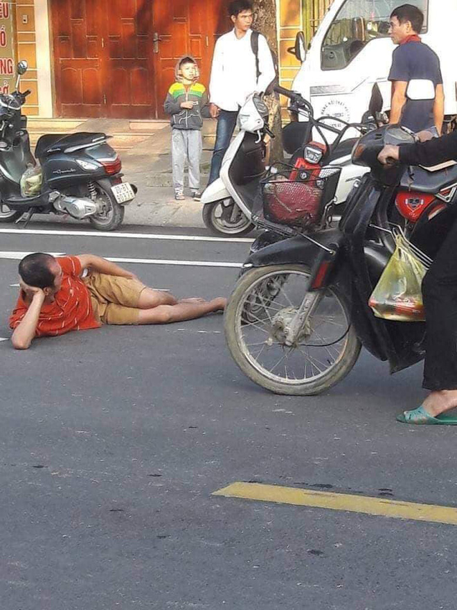 Đi bộ bị xe đạp điện đâm, người đàn ông nằm ăn vạ giữa đường khiến ai đi qua cũng nán lại-2