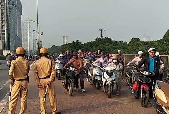 Vì sao đoàn người liều lĩnh dắt xe ngược chiều trước mặt CSGT?-1