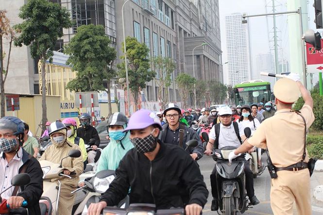 Vì sao đoàn người liều lĩnh dắt xe ngược chiều trước mặt CSGT?-2