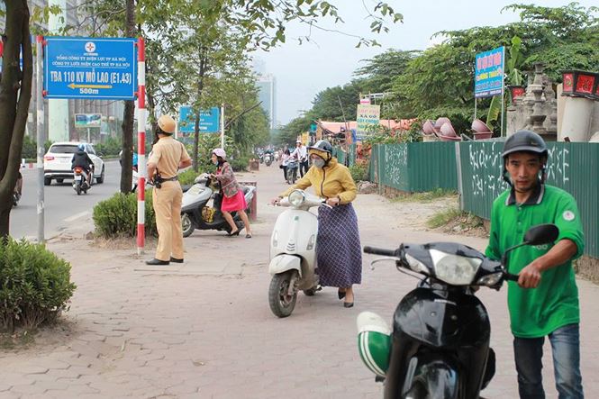 Vì sao đoàn người liều lĩnh dắt xe ngược chiều trước mặt CSGT?-3