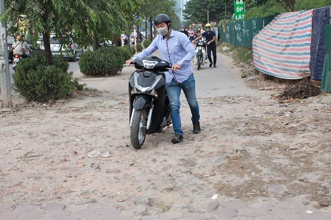 Vì sao đoàn người liều lĩnh dắt xe ngược chiều trước mặt CSGT?-4