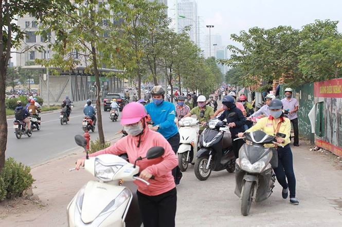 Vì sao đoàn người liều lĩnh dắt xe ngược chiều trước mặt CSGT?-7