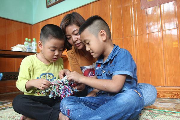 Con trai tài xế container xa bố từ lúc còn bi bô giờ đã biết hỏi: Bố đi đâu rồi?-1