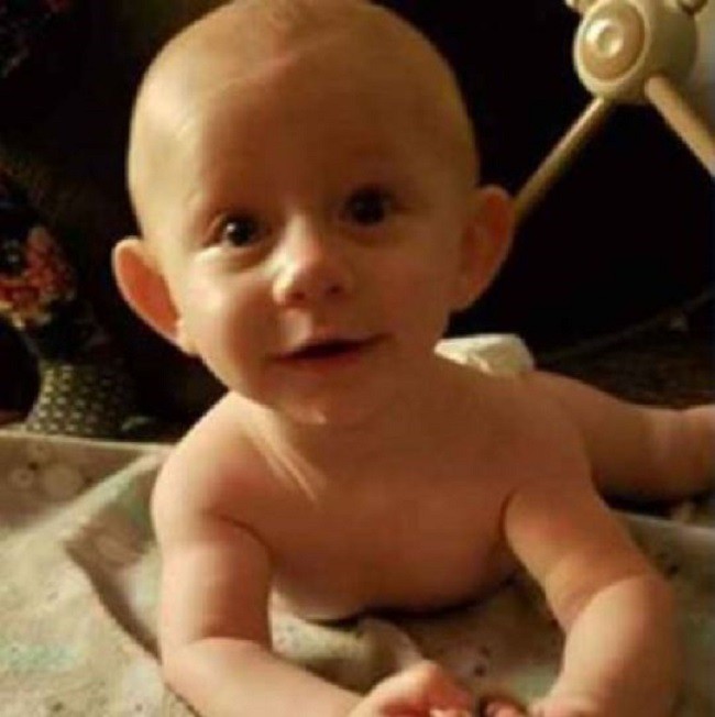 Đang bế thì làm rơi em nhỏ 6 tháng tuổi xuống đất, bé gái 10 tuổi hành động khiến người lớn rùng mình, bị xét xử như người lớn-1