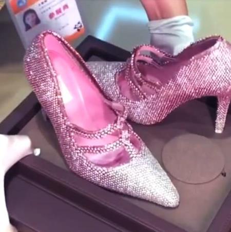 Đôi giày hồng chóe, vừa đi vừa sợ rơi kim cương có giá 101 tỷ đồng-1