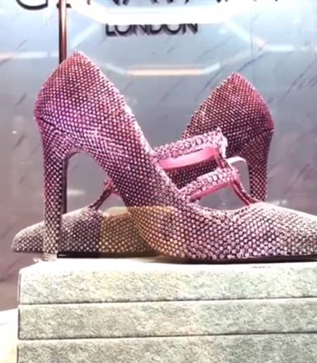 Đôi giày hồng chóe, vừa đi vừa sợ rơi kim cương có giá 101 tỷ đồng-2