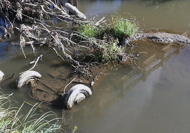 Đi dự tiệc cuối năm, hai nữ sinh bỗng bốc hơi không dấu vết, 43 năm sau một vụ hạn hán bất ngờ phơi bày toàn bộ sự thật-2