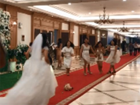 Khi cô dâu ném hoa cưới: Tưởng hội bạn thân tranh nhau lấy hoa, ai dè 'bỏ của chạy lấy người'