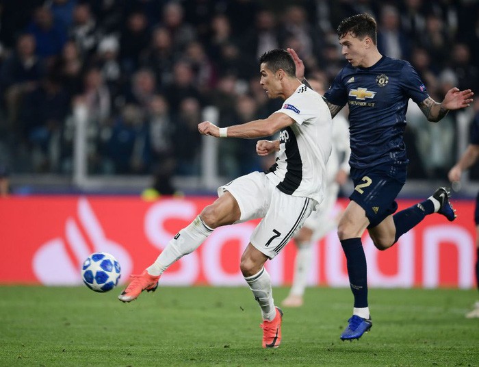 Ghi bàn vào lưới MU, Ronaldo có pha ăn mừng khiến các chị em phát sốt-1