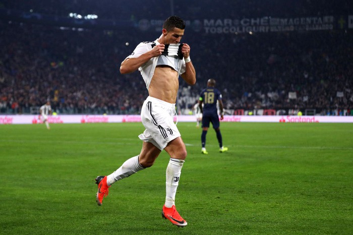 Ghi bàn vào lưới MU, Ronaldo có pha ăn mừng khiến các chị em phát sốt-2