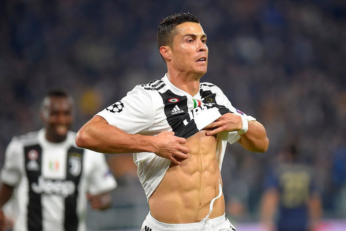 Ghi bàn vào lưới MU, Ronaldo có pha ăn mừng khiến các chị em phát sốt-3