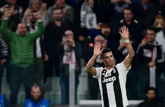 Ghi bàn vào lưới MU, Ronaldo có pha ăn mừng khiến các chị em phát sốt-5