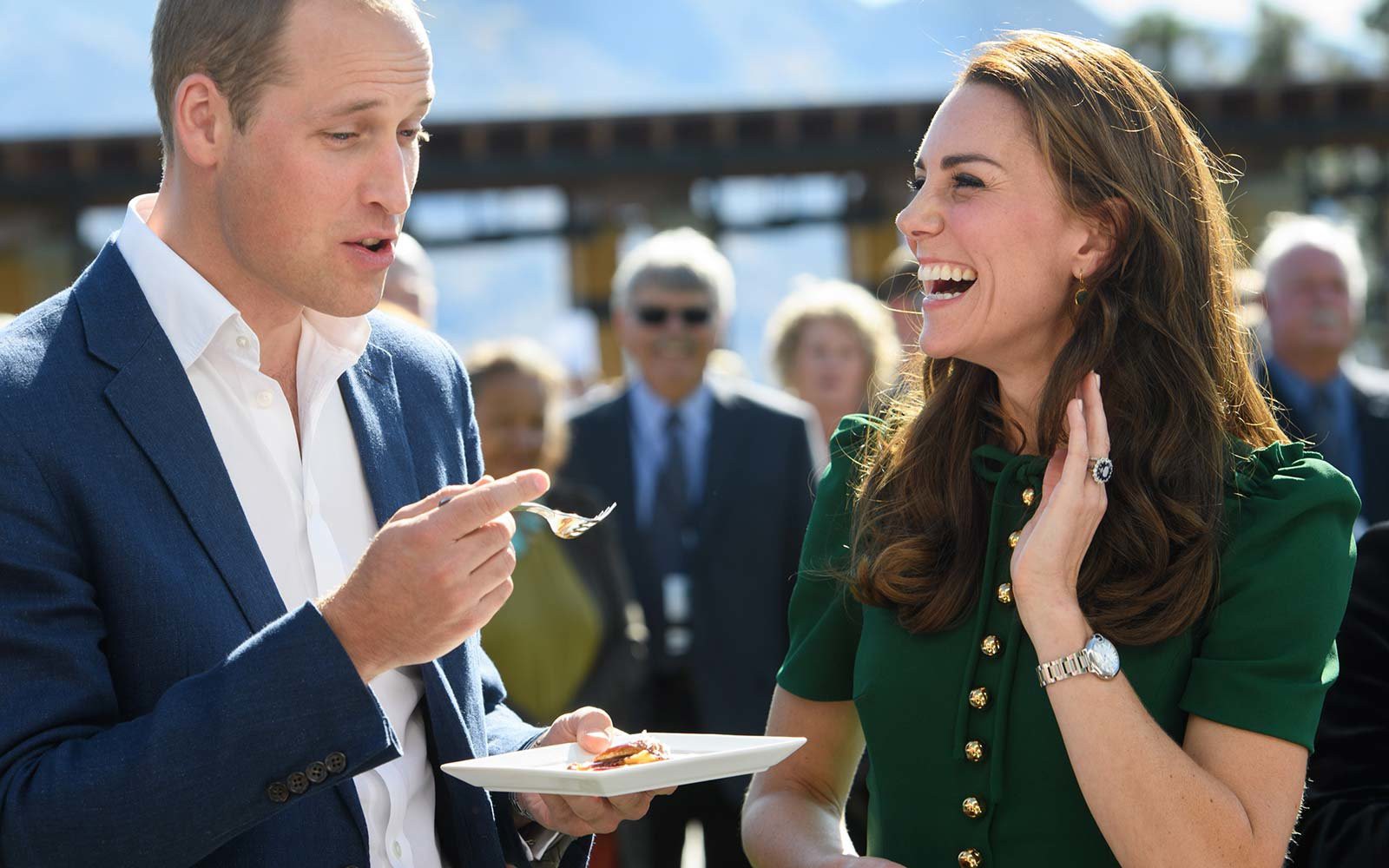 7 quy tắc ứng xử Hoàng gia mà công nương, công chúa nào cũng phải theo: Ngồi sao cho duyên, cầm clutch sao cho quý phái...-6