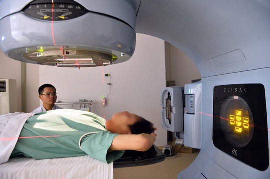 Nam thiếu niên 15 tuổi bị ung thư phổi nghi hút thuốc lá thụ động từ bố-1