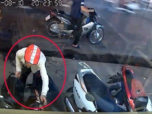 Túng tiền, nguyên thầy giáo trộm xe máy, lấy tiền trong cốp tiêu xài