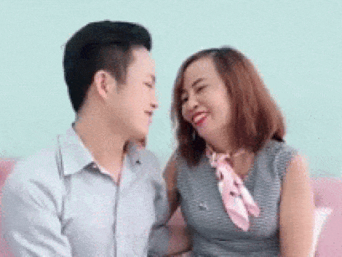 Dân mạng chỉ biết 'cạn lời' khi cô dâu 61 tuổi liên tục livestream khoe cảnh hôn chồng trẻ