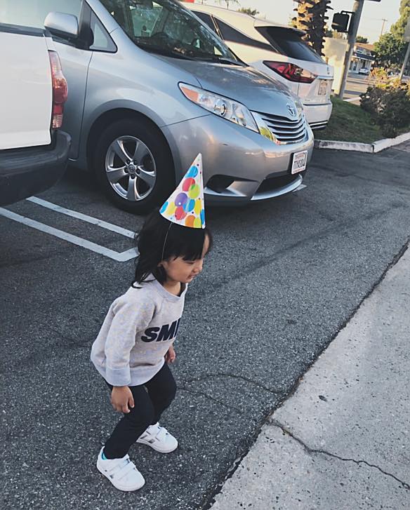 Lôi thôi đưa con đi học như mẹ vô gia cư, đố bạn nhận ra đây là sao Việt nào?-4