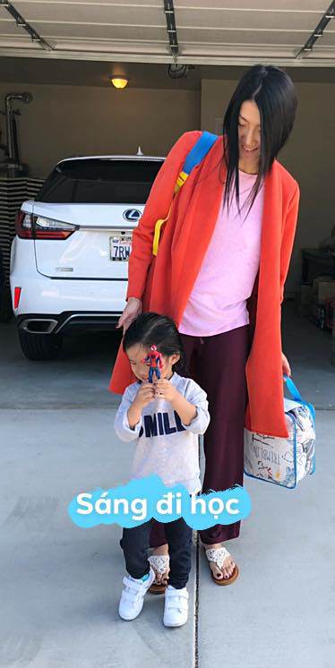 Lôi thôi đưa con đi học như mẹ vô gia cư, đố bạn nhận ra đây là sao Việt nào?-1