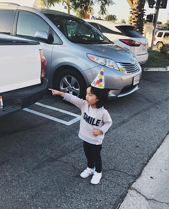 Lôi thôi đưa con đi học như mẹ vô gia cư, đố bạn nhận ra đây là sao Việt nào?-5