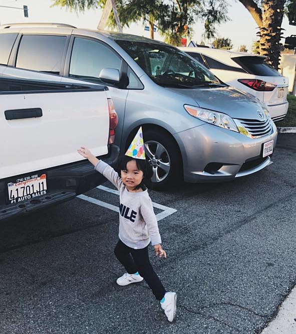 Lôi thôi đưa con đi học như mẹ vô gia cư, đố bạn nhận ra đây là sao Việt nào?-3