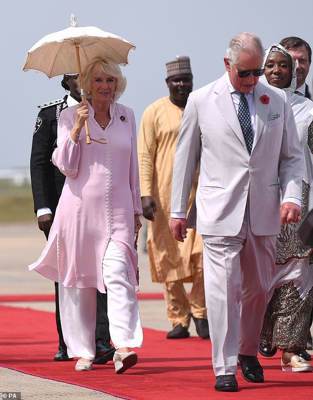 Người hâm mộ chỉ trích bà Camilla mắc bệnh lười, kiêu căng, sau khi bỏ về nước, để chồng một mình trong chuyến công du-1