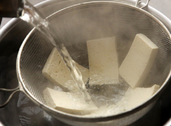 Trước khi rán đậu phụ hãy ngâm vào thứ nước này, thành phẩm vàng ươm ngon tuyệt-2