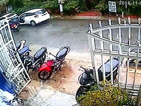 Nữ tài xế bất ngờ mở cửa xe ô tô hất văng xe máy