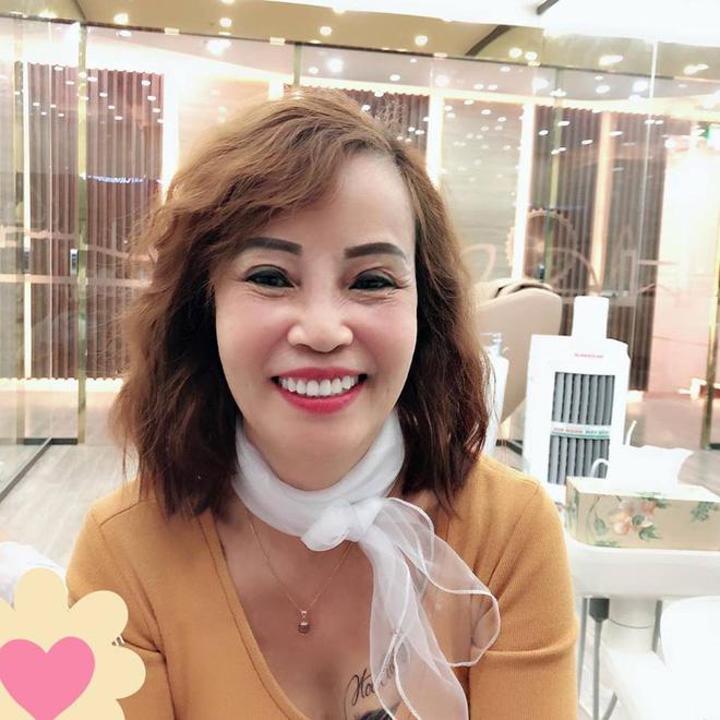 Cô dâu 62 tuổi: Tôi là bà già lắm tiền mua trai trẻ, chồng là thằng dân tộc lười biếng-1