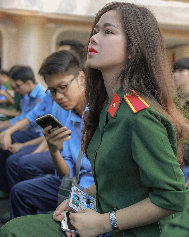Nữ sinh mặc áo lính được truy link nhiều nhất hôm nay: Không ngờ ảnh chụp lén lại gây bão mạng xã hội-1