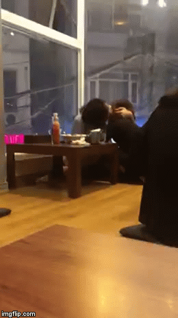 Thể hiện tình cảm mãnh liệt trong quán ăn, cặp đôi bị chỉ trích gay gắt-1