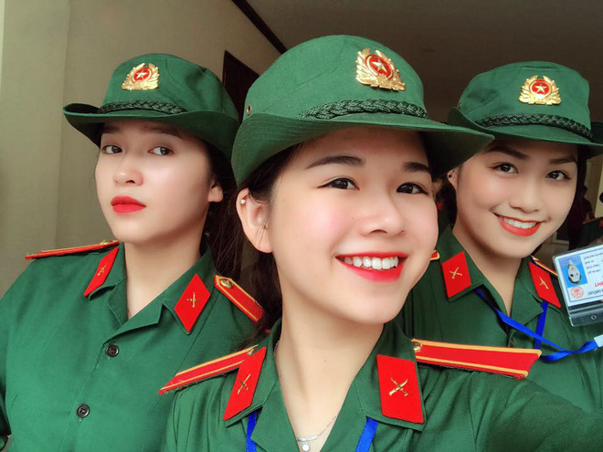 Nữ sinh mặc áo lính được truy link nhiều nhất hôm nay: Không ngờ ảnh chụp lén lại gây bão mạng xã hội-2