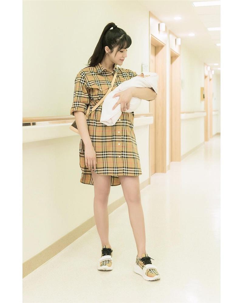 Ra viện sau sinh, Diệp Lâm Anh chất chơi hết phần thiên hạ - Sơn Tùng M-TP chuyển sang phong cách shipper-1