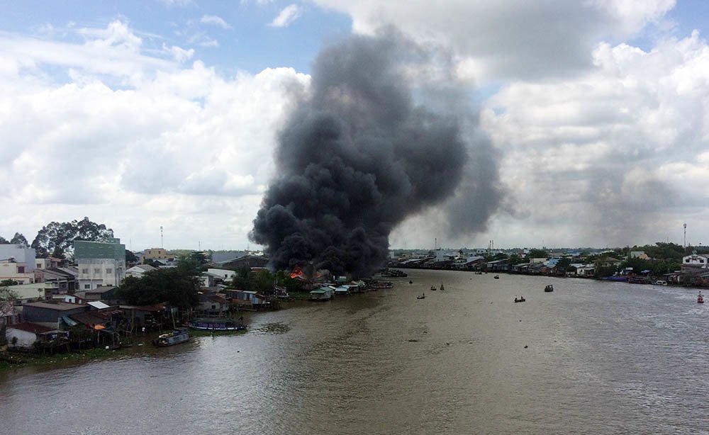 Biển lửa ngùn ngụt thiêu rụi dãy nhà ở chợ nổi Cái Răng-2