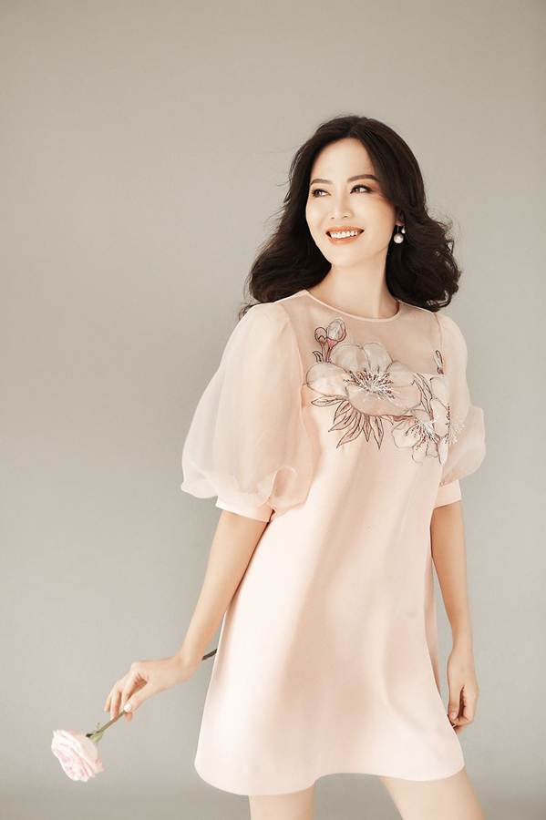 Hoa hậu Thu Thủy đẹp rực rỡ ở tuổi 43-10