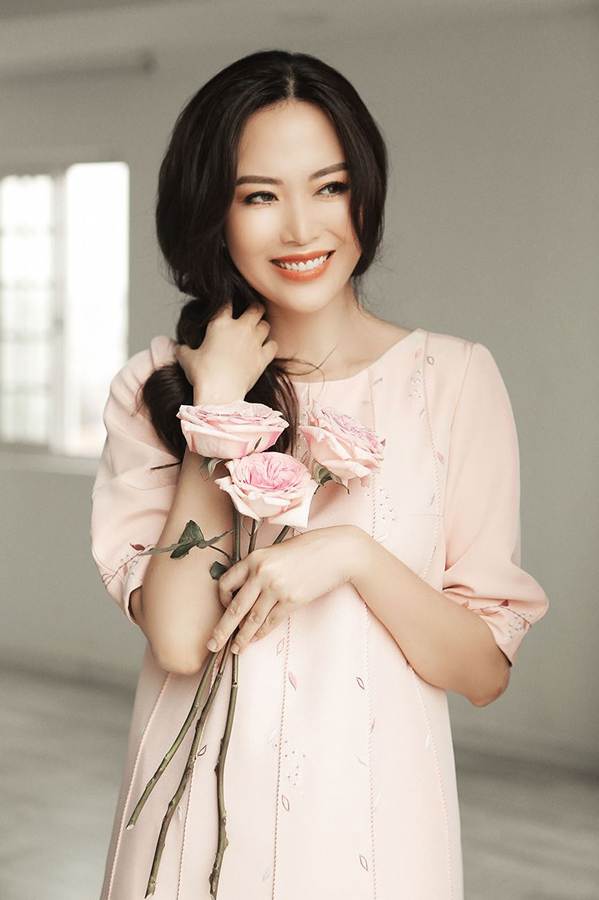 Hoa hậu Thu Thủy đẹp rực rỡ ở tuổi 43-11