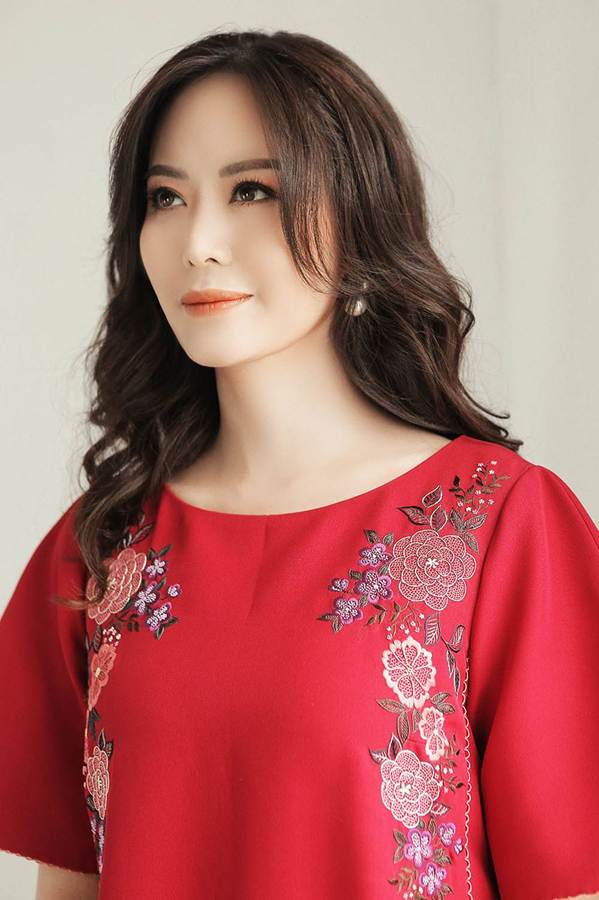 Hoa hậu Thu Thủy đẹp rực rỡ ở tuổi 43-7