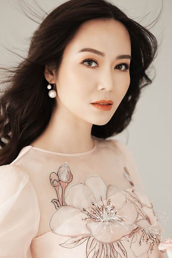 Hoa hậu Thu Thủy đẹp rực rỡ ở tuổi 43-9