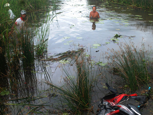 Vén màn bị giật vé số của bà cụ ở trung tâm TP HCM-2