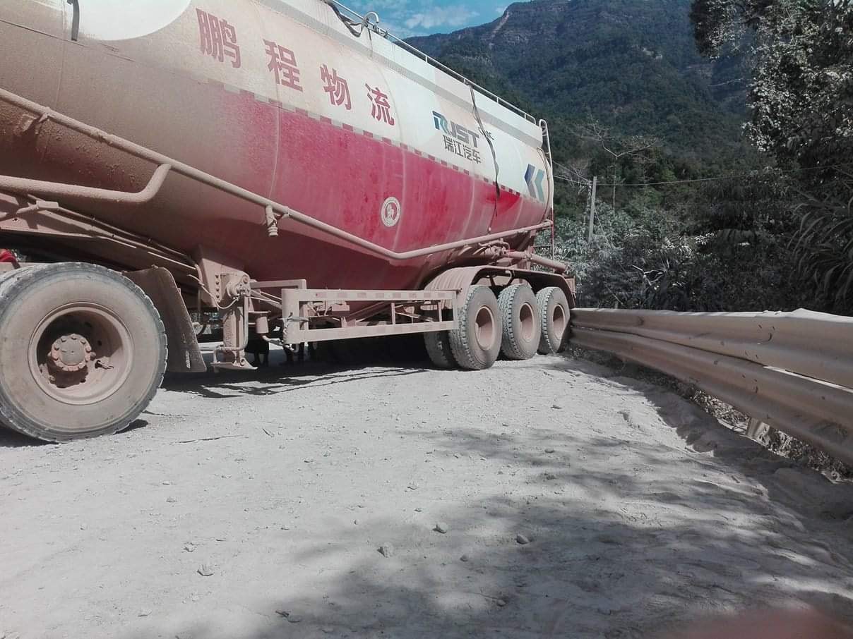 CĐV Việt Nam sang Lào cổ vũ AFF Cup 2018: Cả thôn rủ nhau lên đường, đói thì dừng ăn, xe hỏng thì dừng sửa-5