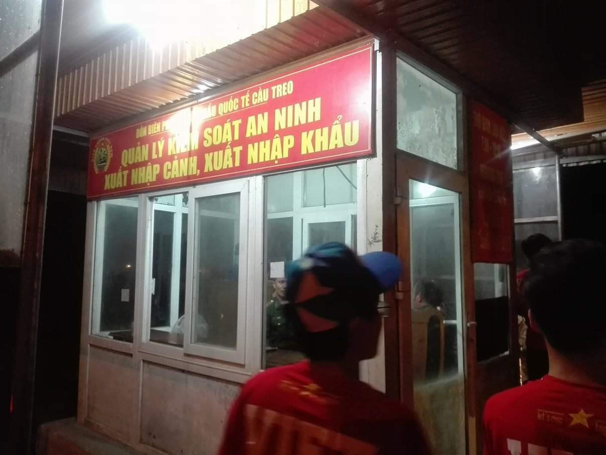 CĐV Việt Nam sang Lào cổ vũ AFF Cup 2018: Cả thôn rủ nhau lên đường, đói thì dừng ăn, xe hỏng thì dừng sửa-1