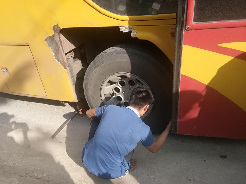 CĐV Việt Nam sang Lào cổ vũ AFF Cup 2018: Cả thôn rủ nhau lên đường, đói thì dừng ăn, xe hỏng thì dừng sửa-3