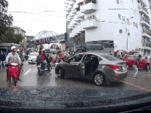 Sau va chạm, nam thanh niên đi xe máy vác dao chặt tay tài xế ô tô con trước chợ