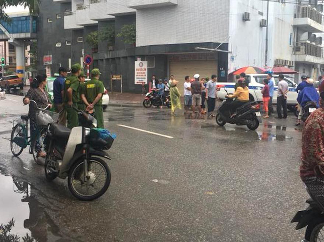 Sau va chạm, nam thanh niên đi xe máy vác dao chặt tay tài xế ô tô con trước chợ-2