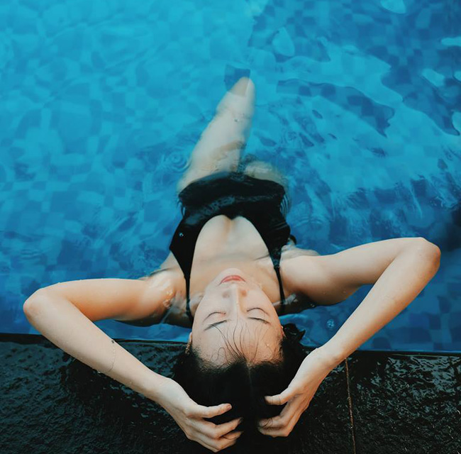 Biên tập viên VTV mặc kín dẫn sóng nhưng đời thường sexy bất ngờ-17