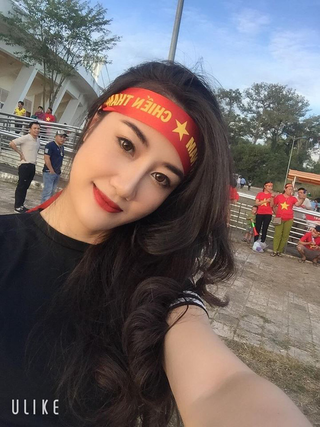 Tìm ra nữ cổ động viên HOT hơn cả chiến thắng 3 - 0 trong ngày đầu ra quân của đội tuyển Việt Nam tại AFF Cup 2018-3