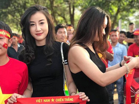 Tìm ra nữ cổ động viên HOT hơn cả chiến thắng 3 - 0 trong ngày đầu ra quân của đội tuyển Việt Nam tại AFF Cup 2018