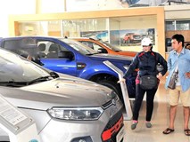 Ô tô cháy hàng: Ham xe đi Tết, đại lý thẳng tay ép giá, chém thêm 200 triệu Ô tô cháy hàng: Ham xe đi Tết, đại lý thẳng tay ép giá, chém thêm 200 triệu