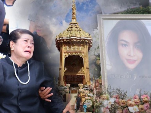 Gia đình, bạn bè khóc ngất trong lễ hỏa táng Á hậu Thái Lan