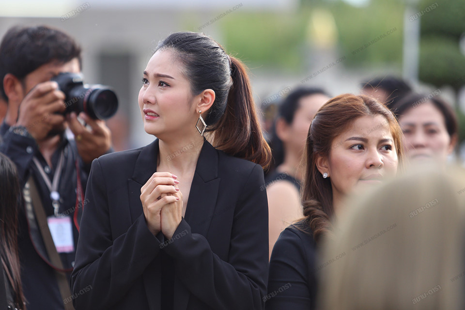 Gia đình, bạn bè khóc ngất trong lễ hỏa táng Á hậu Thái Lan-8