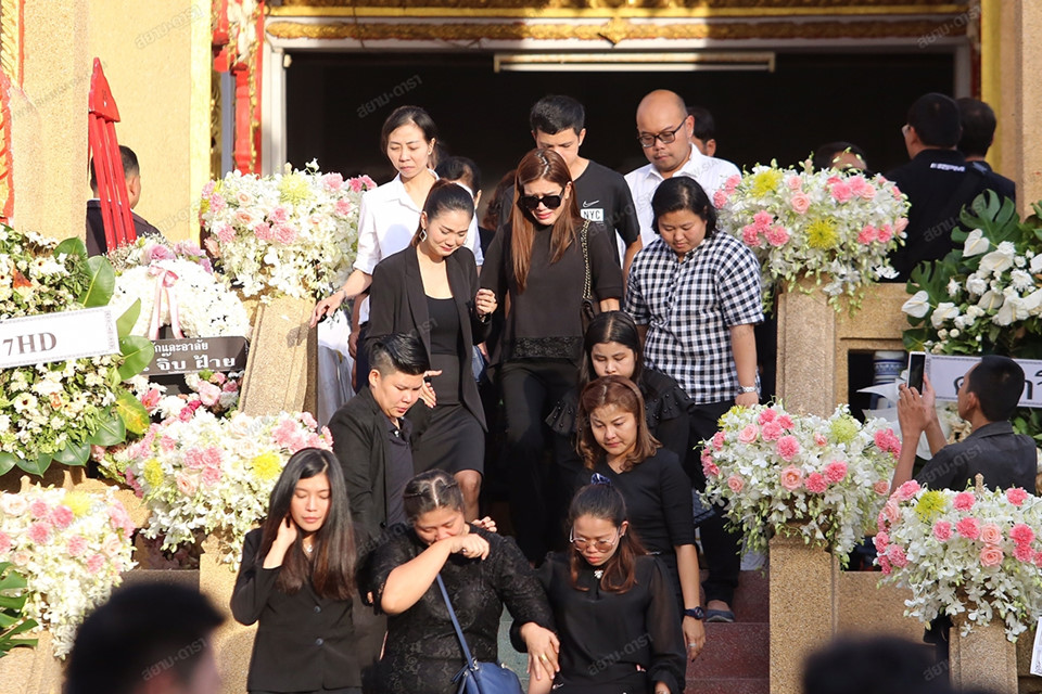 Gia đình, bạn bè khóc ngất trong lễ hỏa táng Á hậu Thái Lan-9